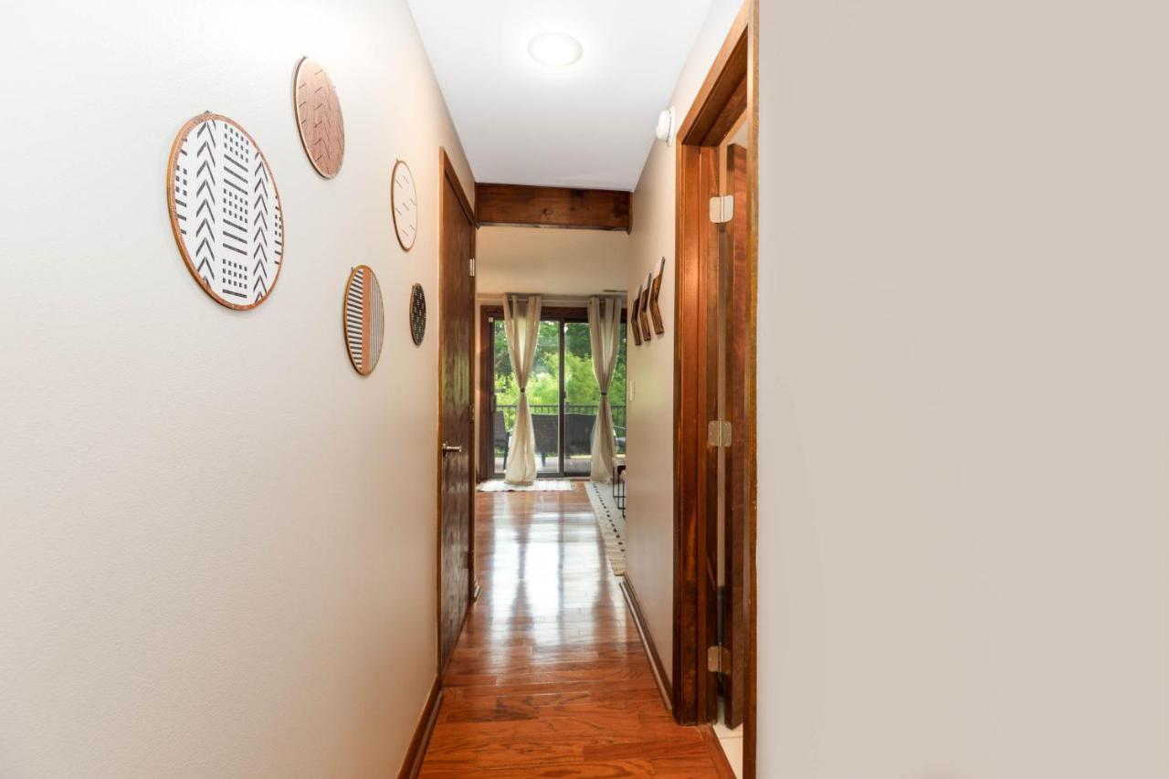 Territory Lakeside Retreat: King Beds & Pool Access Holiday home
