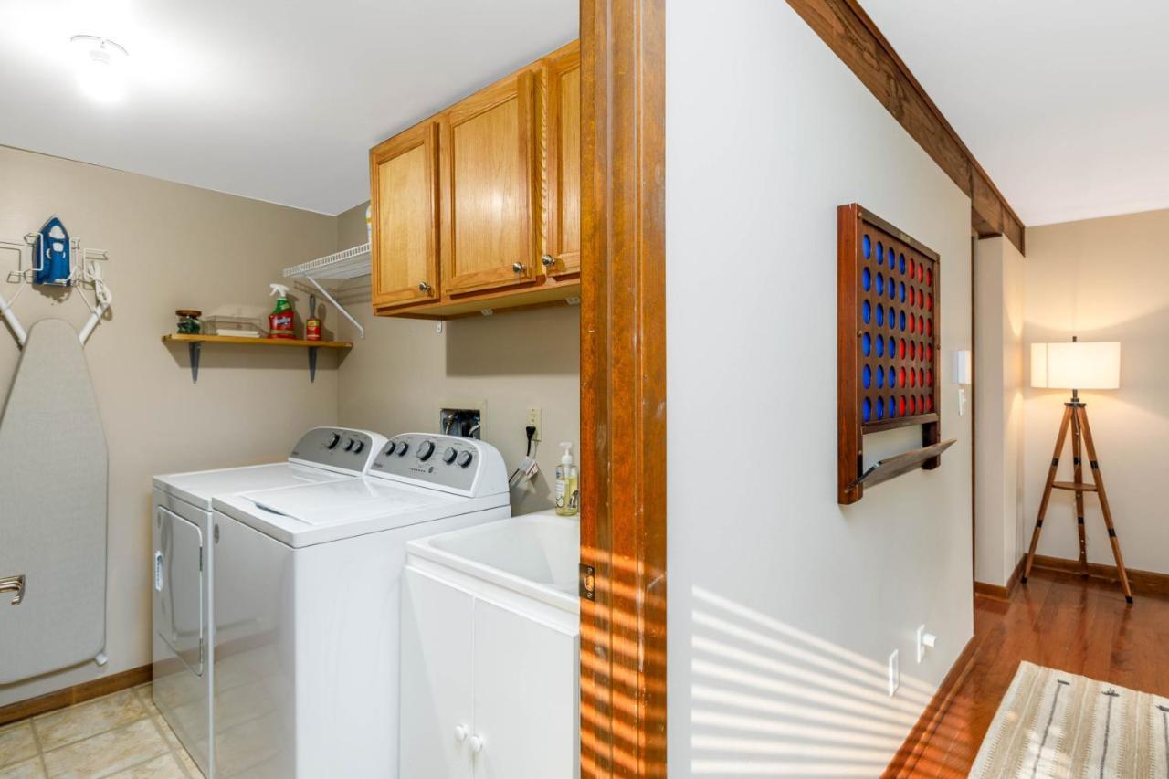 Territory Lakeside Retreat: King Beds & Pool Access * Galena