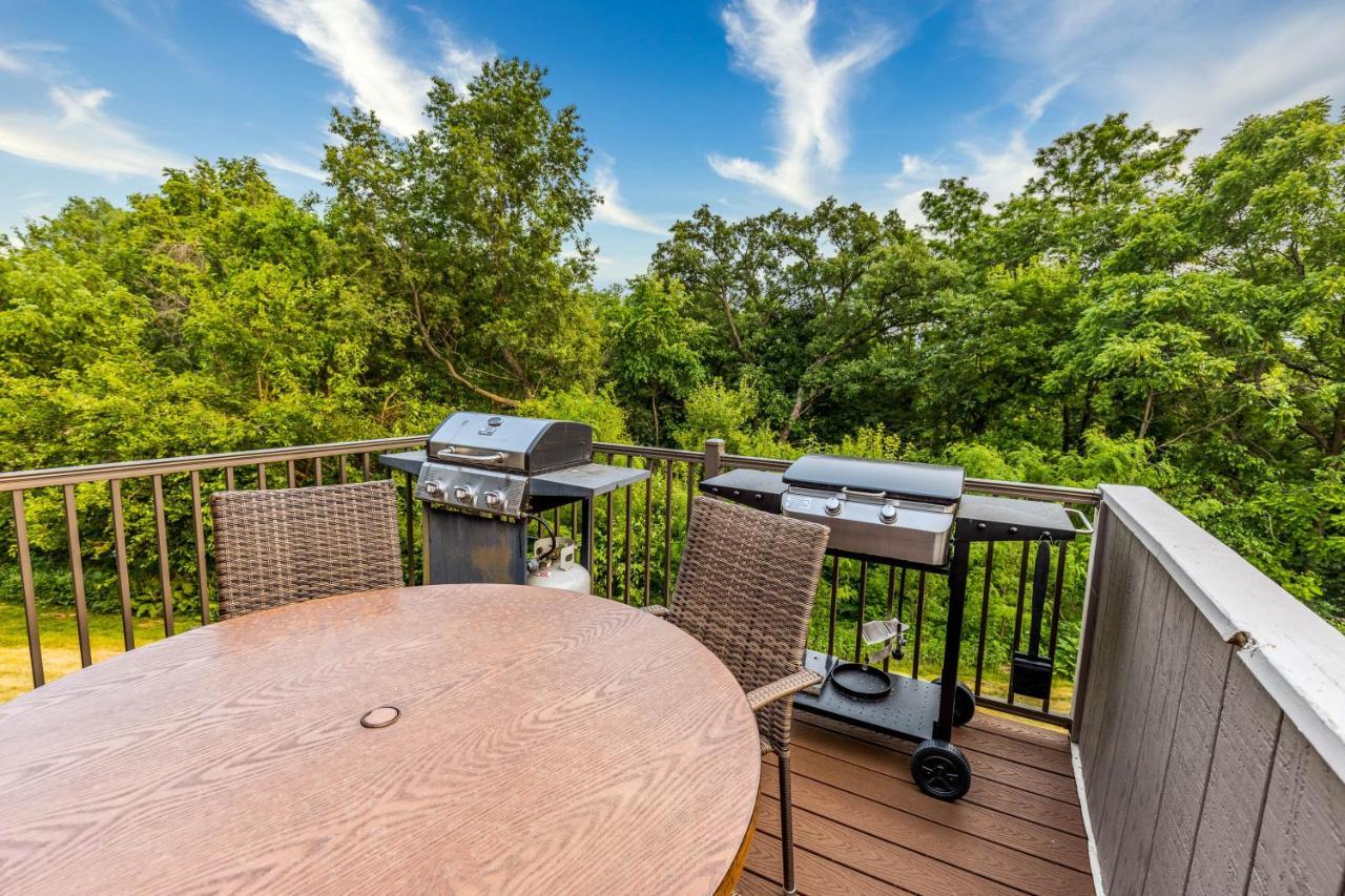 Territory Lakeside Retreat: King Beds & Pool Access Holiday home *