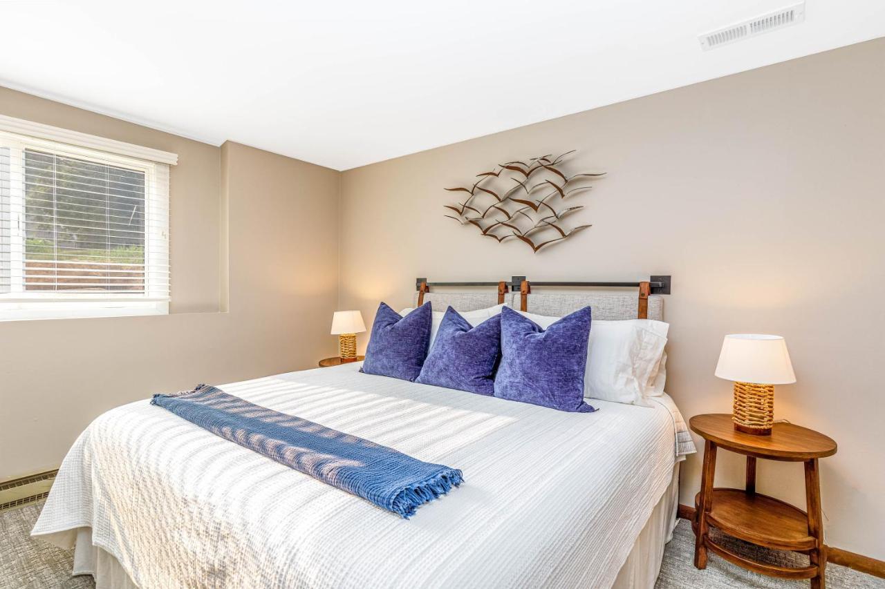 Territory Lakeside Retreat: King Beds & Pool Access * Galena