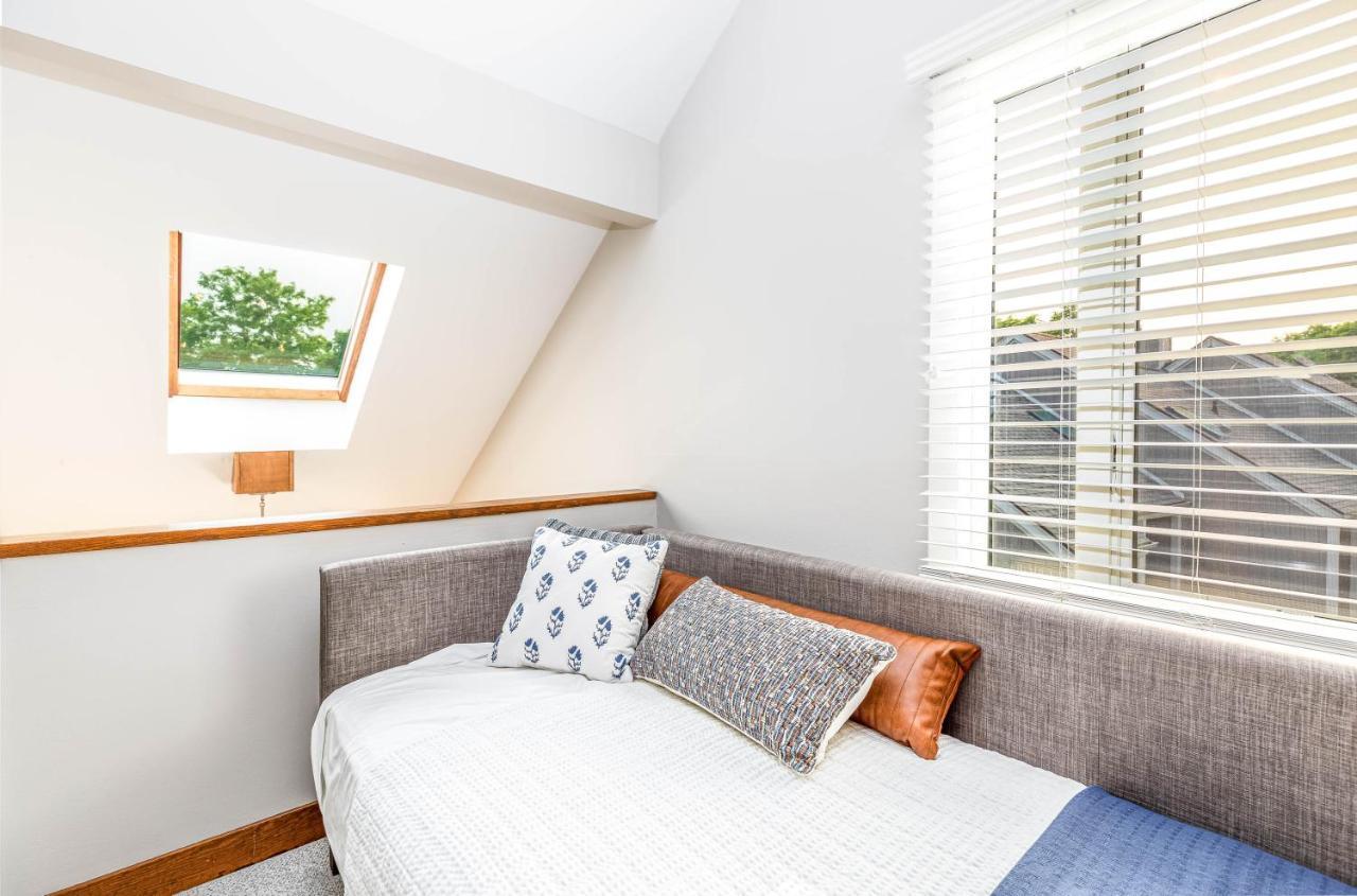 Territory Lakeside Retreat: King Beds & Pool Access Holiday home