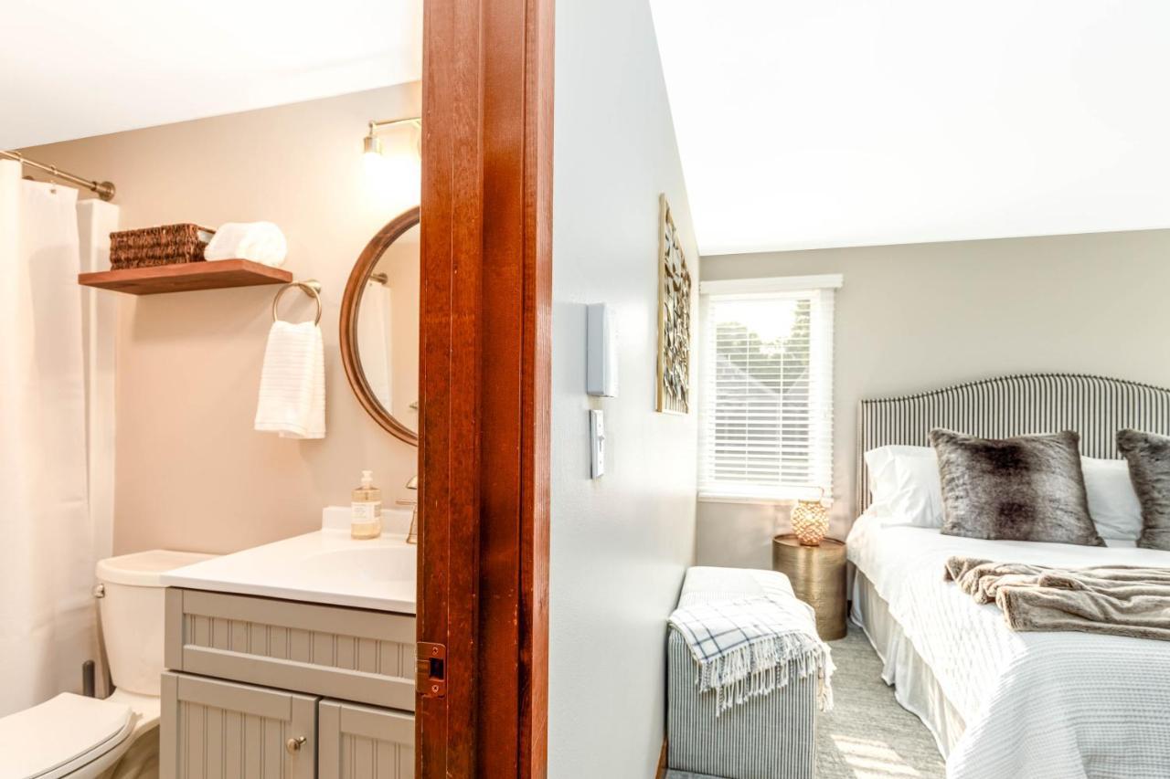 Territory Lakeside Retreat: King Beds & Pool Access Holiday home Galena