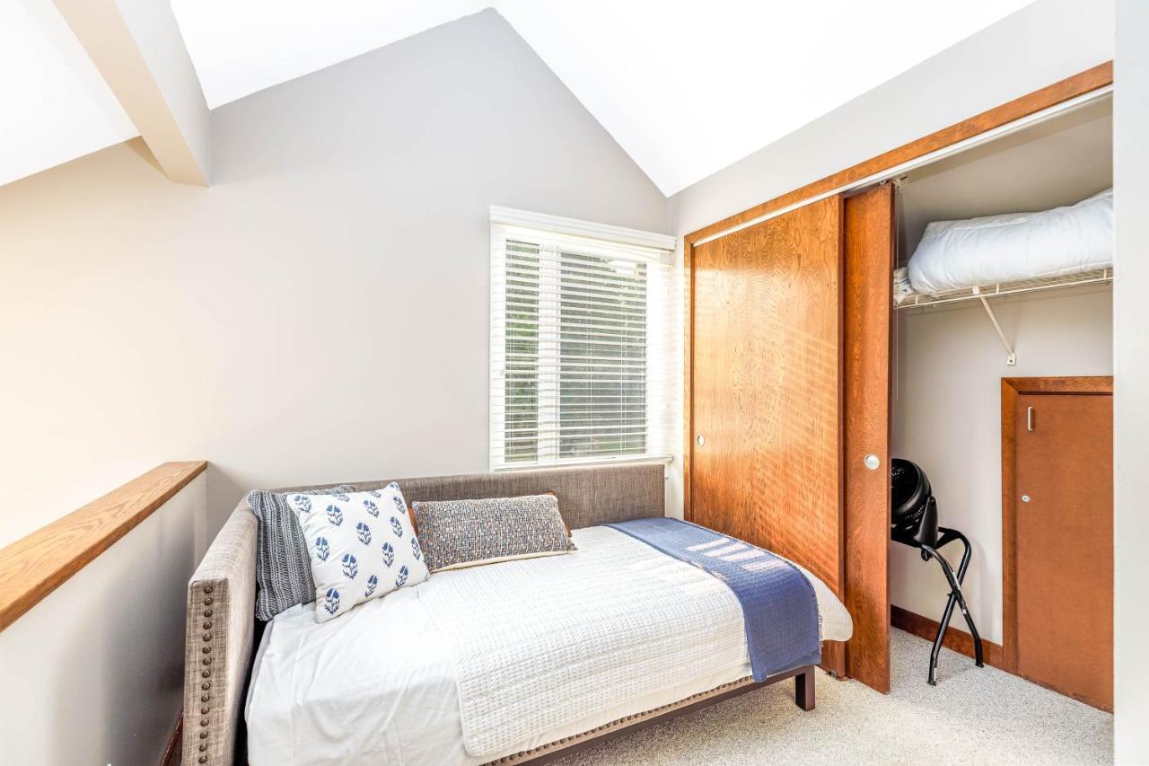 Territory Lakeside Retreat: King Beds & Pool Access Holiday home Galena