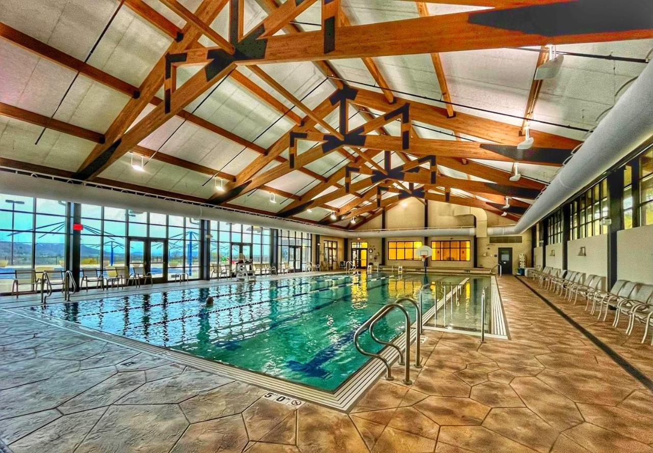 Territory Lakeside Retreat: King Beds & Pool Access Holiday home *
