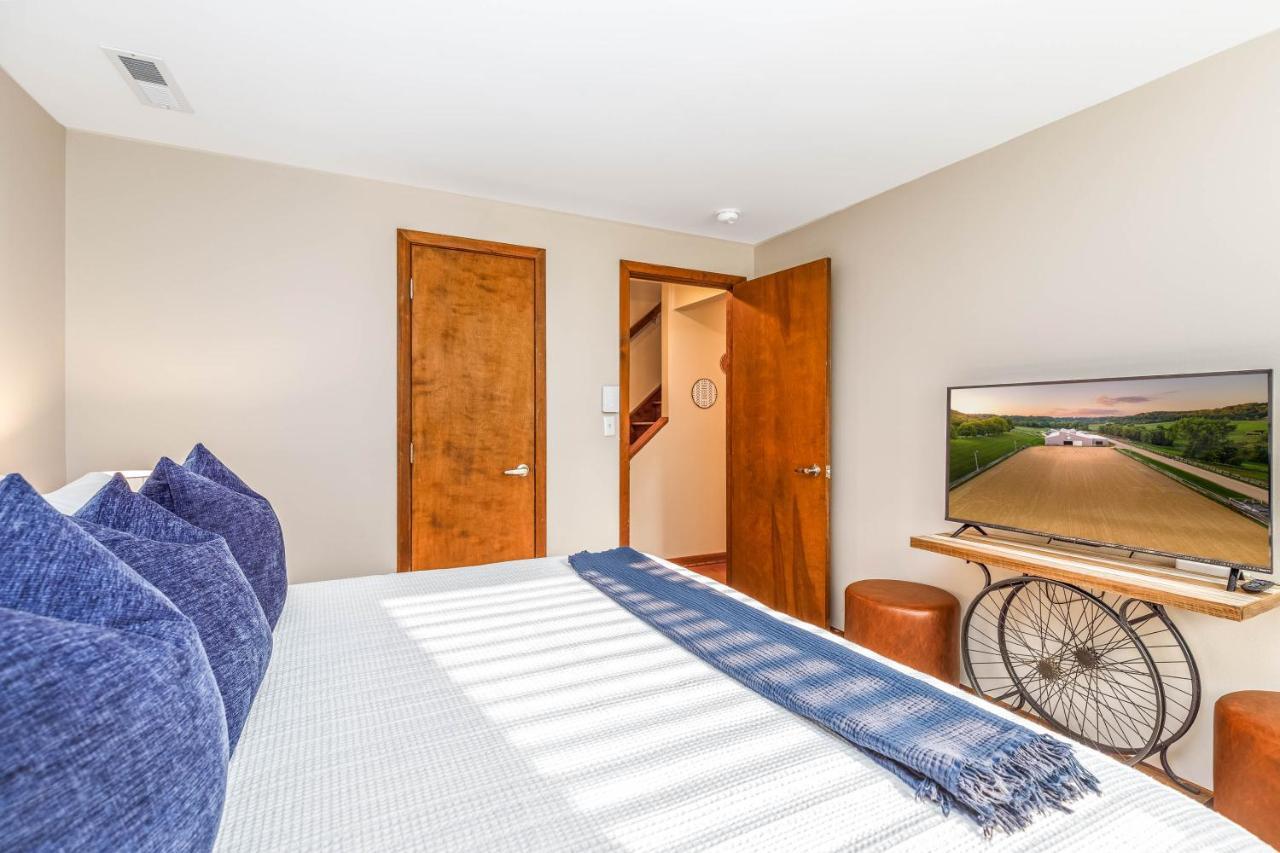 Territory Lakeside Retreat: King Beds & Pool Access Holiday home