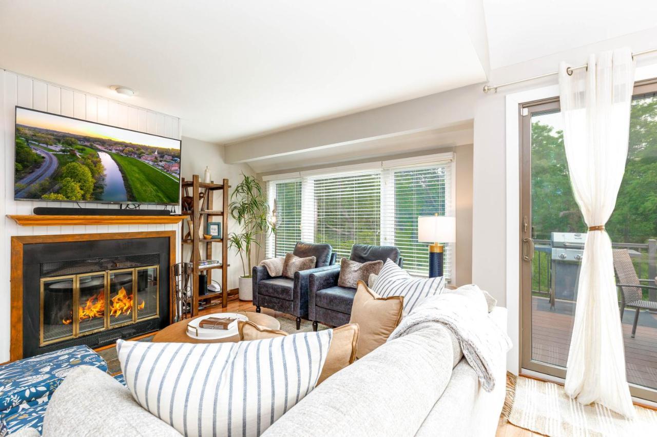 Territory Lakeside Retreat: King Beds & Pool Access Holiday home Galena
