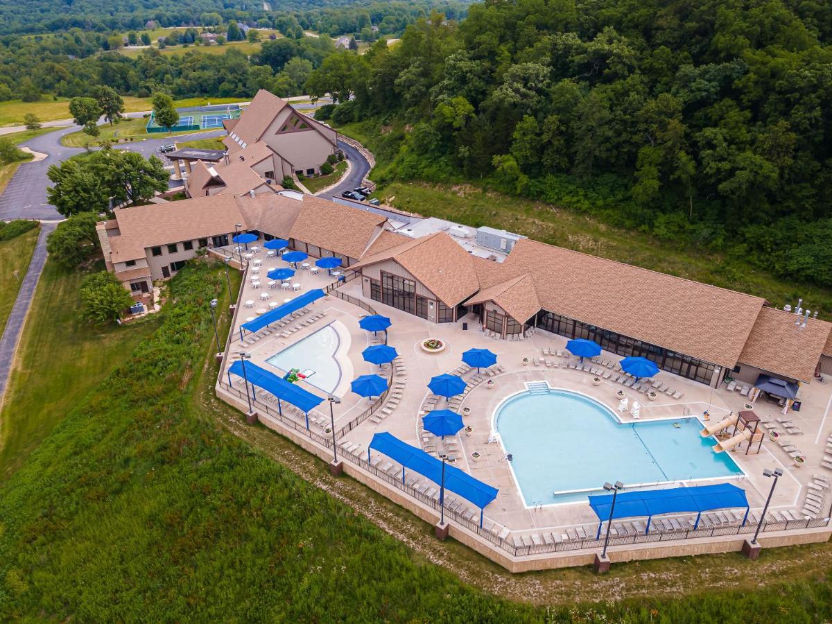 Territory Lakeside Retreat: King Beds & Pool Access Holiday home