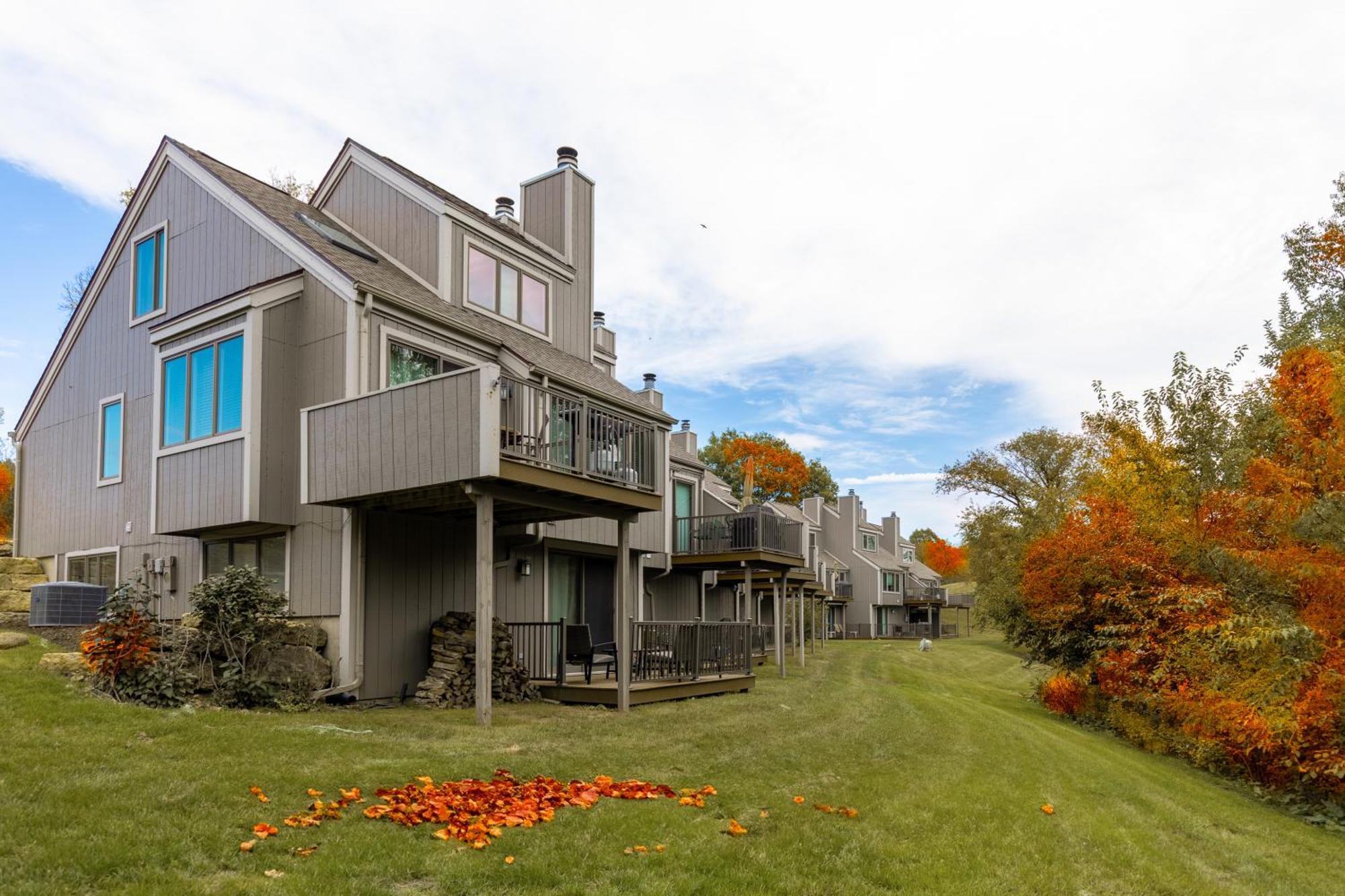 Territory Lakeside Retreat: King Beds & Pool Access * Galena