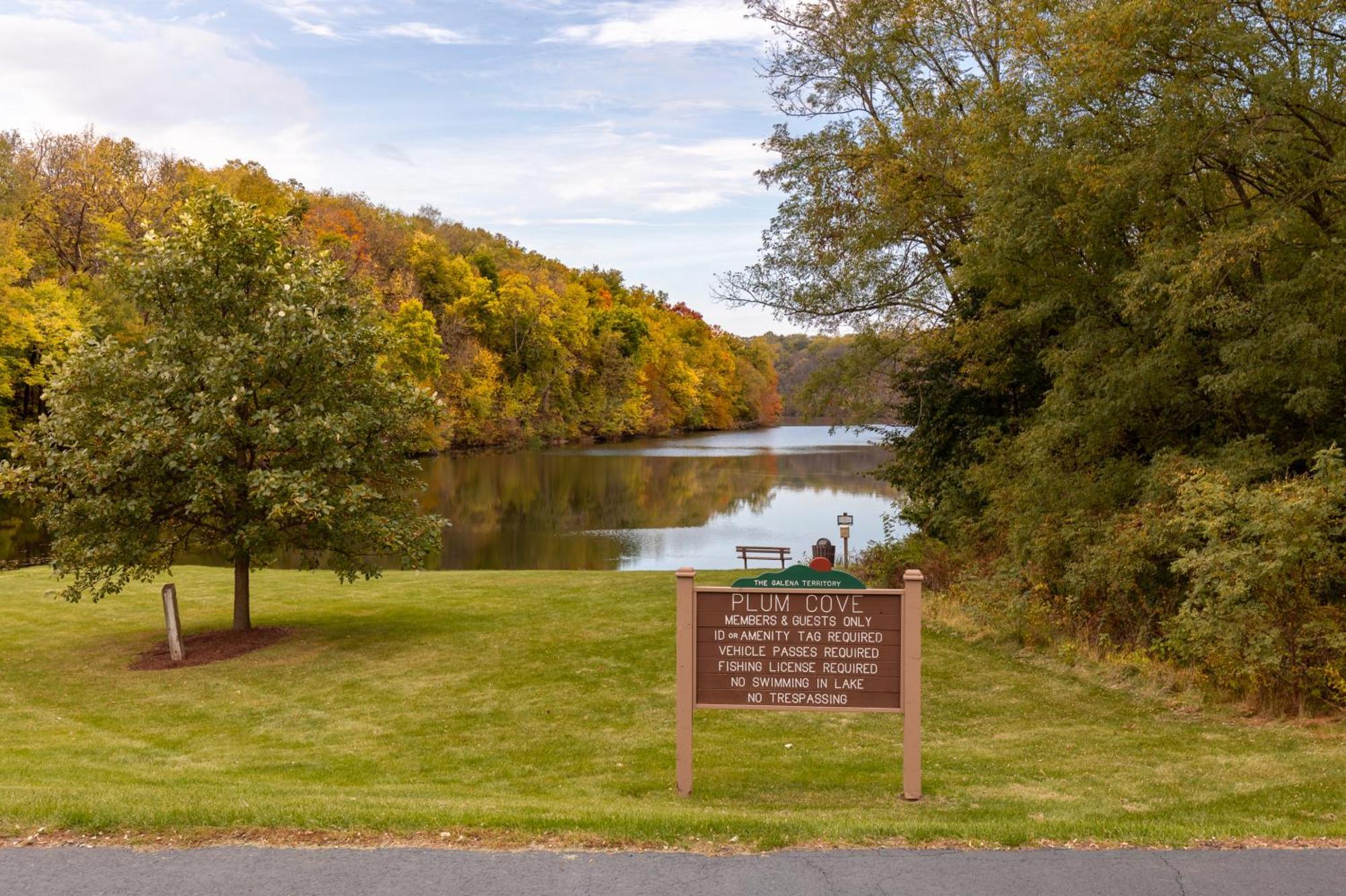 Territory Lakeside Retreat: King Beds & Pool Access Galena