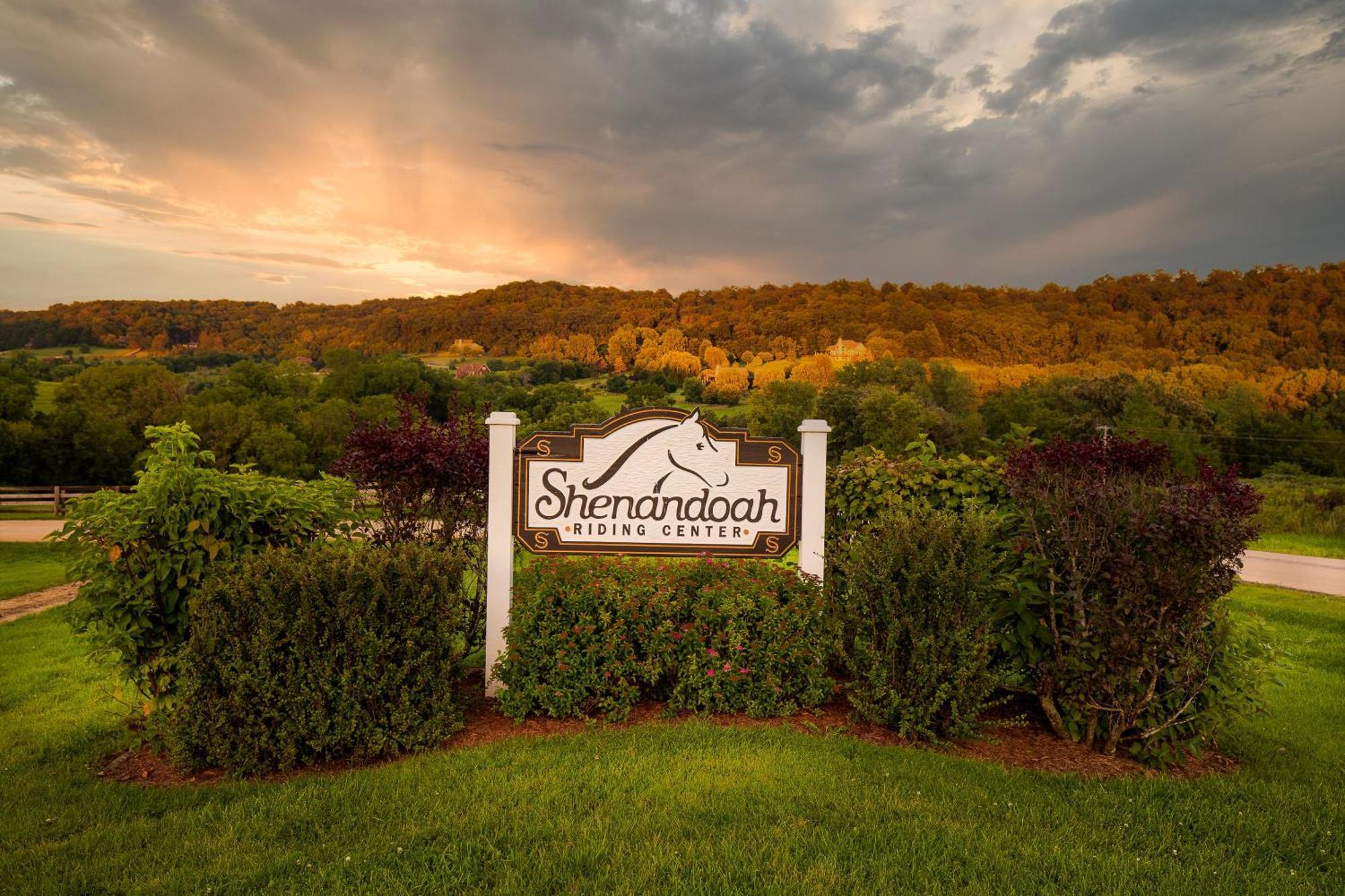 Territory Lakeside Retreat: King Beds & Pool Access Galena
